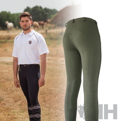 Homem com camisa polo branca e calças de equitação pretas junto a calças verdes de equitação