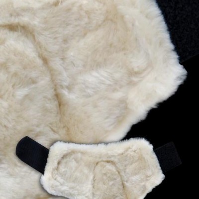 Peça de roupa em pelúcia branca com faixa elástica preta