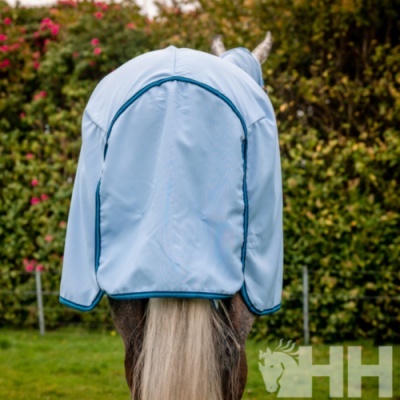 Capa azul clara para cavalo com contorno azul escuro e cauda visível