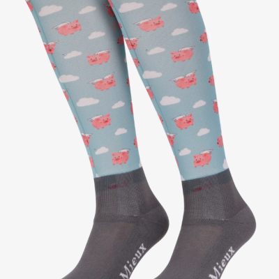 Meias até ao joelho com padrão de porquinhos e nuvens