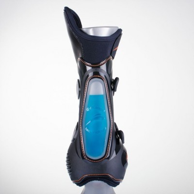 Ortotese preta com visor azul e detalhes laranja em fundo branco