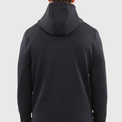 Casaco preto com capuz visto de trás