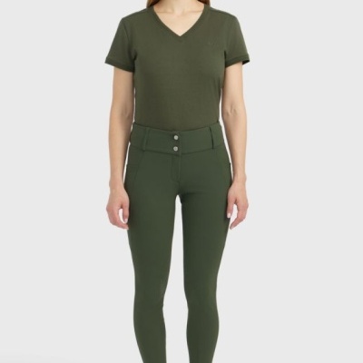 Mulher com roupa desportiva verde e boné, sapatilhas brancas