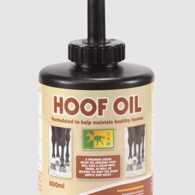 Frasco preto de Hoof Oil para cascos de cavalos com rótulo beige e texto explicativo.