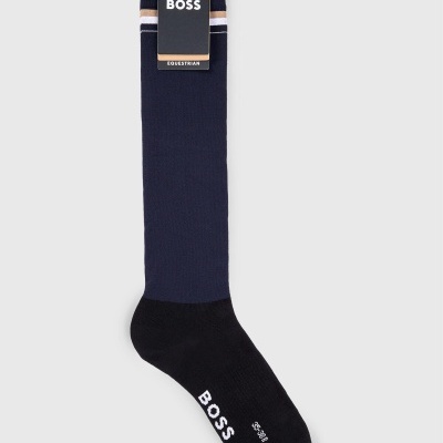Meia longa azul escura e preta com etiqueta BOSS e faixa creme e azul. 