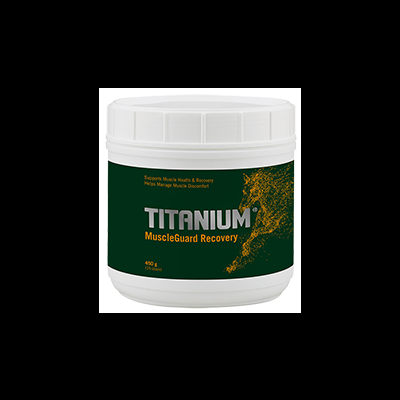 Recipiente branco de suplemento TITANIUM MuscleGuard Recovery com rótulo verde escuro e amarelo
