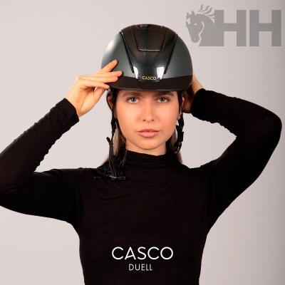 Capacete preto CASCO DUELL em mulher com camisola preta e fundo cinza com logo HH