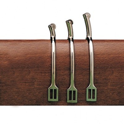 Três garfos para fondue metálicos pendurados em suporte de madeira