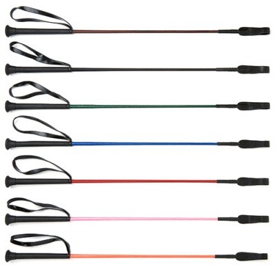 Seis chicotes de equitação de várias cores alinhados sobre fundo branco.