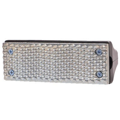 Pedal metálico retangular com textura de cravos e parafusos azuis