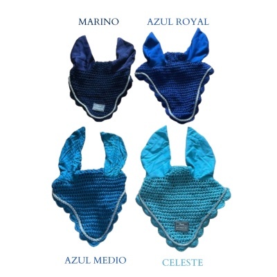 Quatro capuzes para cavalo em quatro tons de azul com orelhas em crochê