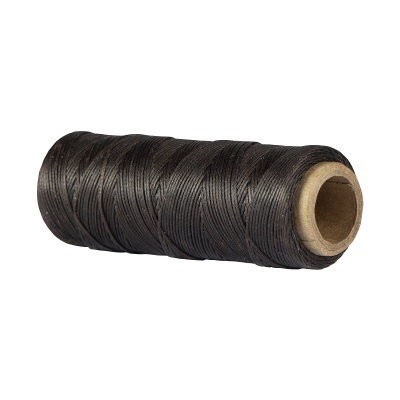 Rolo de fio preto enrolado em suporte cilíndrico