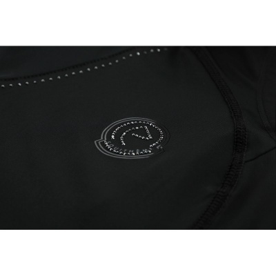 Roupa preta com logótipo circular decorado com cristais e costuras visíveis