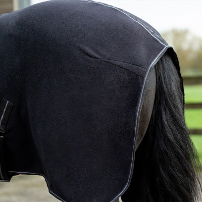 Capa preta para cavalo com costuras refletoras cinza