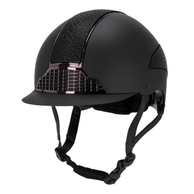 Capacete de equitação preto com detalhes texturizados e viseira curta
