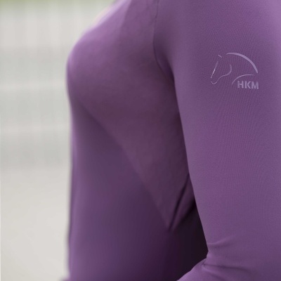 Roupa desportiva roxa com logótipo HIKM na manga