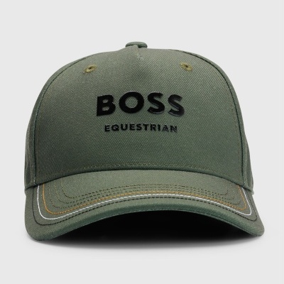 Boné verde BOSS EQUESTRIAN com bordado preto e detalhes na aba