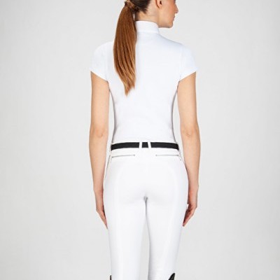 Conjunto de roupa desportiva branca com botas pretas vista de costas