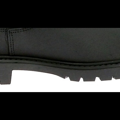 bota preta de couro com sola robusta