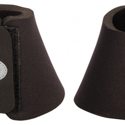 Campanas protectoras de cor preta em material macio com fecho de velcro e etiqueta oval