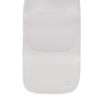 Produto branco com textura lisa e logotipo pequeno na parte inferior direita