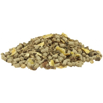 Montão de ração em pellets castanhos com pedaços amarelos