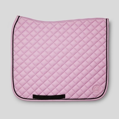 Manta acolchoada rosa claro com padrão de losangos e bordas pretas.