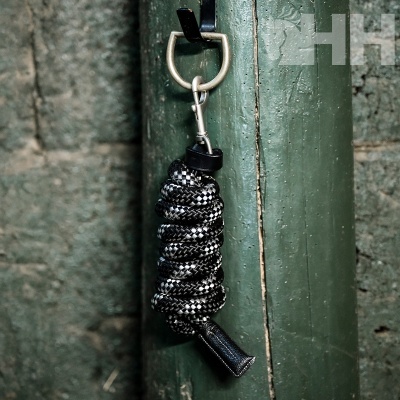 chaveiro com corda trançada a preto e branco e argola metálica pendurado