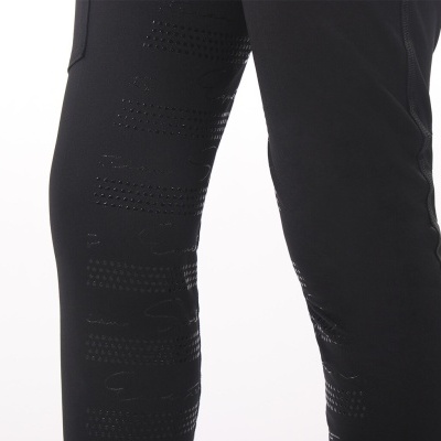 Calças pretas com padrões em relevo