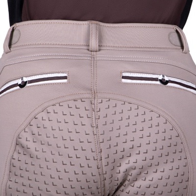 Calças bege com cinto e painel antiderrapante na parte traseira