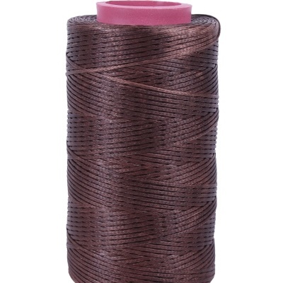 Bobina de linha de costura marrom escuro com cilindro de plástico rosa