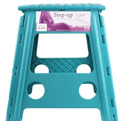Banco dobrável azul turquesa com rótulo com cavalo e texto Step-up QHP