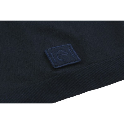 Detalhe de tecido azul escuro com etiqueta quadrada 12 em relevo