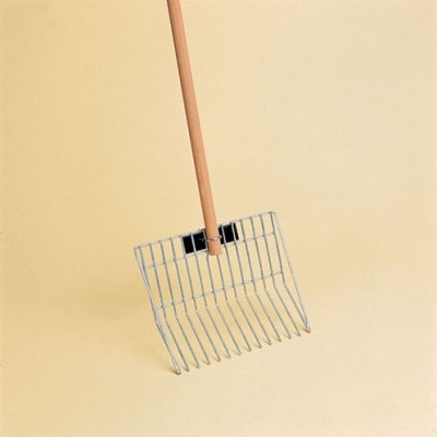 Ancinho de metal com cabo de madeira sobre fundo bege