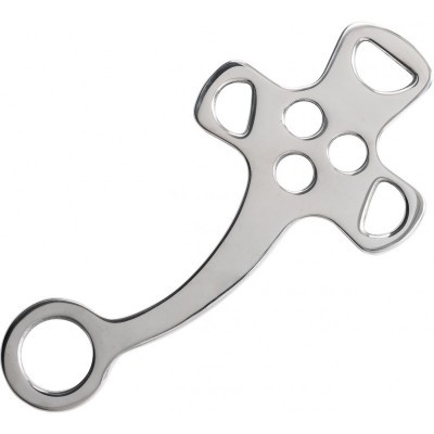 Peça metálica polida com vários orifícios sobre fundo branco