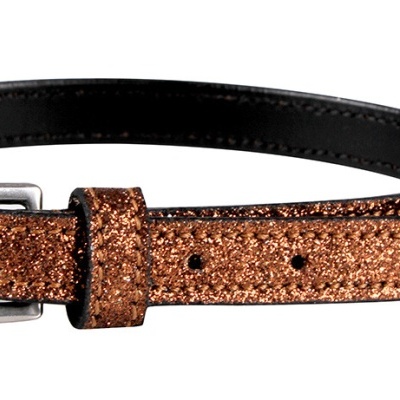 Cinto estreito castanho-dourado brilhante com fivela prateada