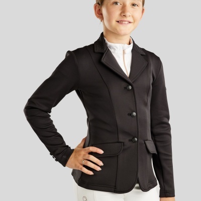 Jovem a usar blazer preto com golas brilhantes e calças brancas MONTA R