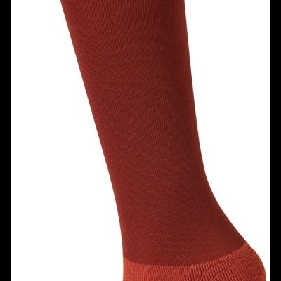 Meia comprida vermelha com logotipo 'G' laranja