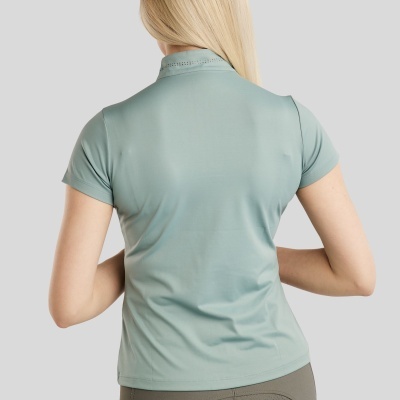 Mulher de costas com t-shirt verde-água e calças cinza