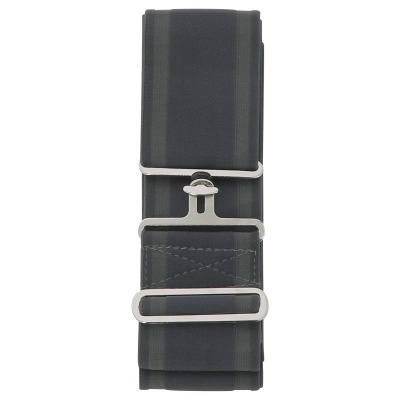 Cinto largo de tecido preto com riscas cinzentas e fivela metálica prateada