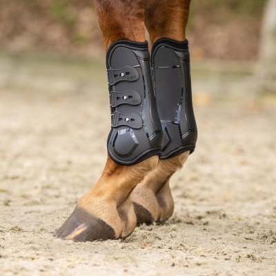 Botas de proteção pretas para cavalos com fechos e o logo OHP