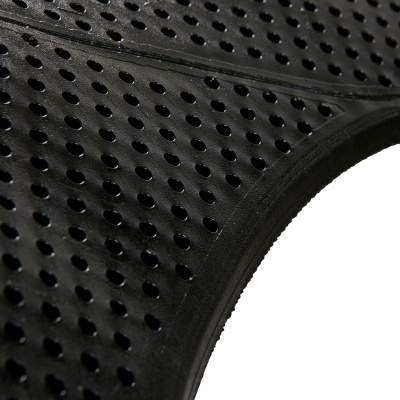 Tapete ou esteira preta de borracha com furos circulares