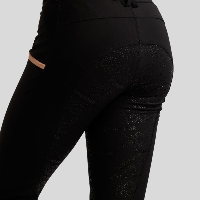 Calças pretas desportivas justas com textura e texto MONTAR junto a camisa rosa