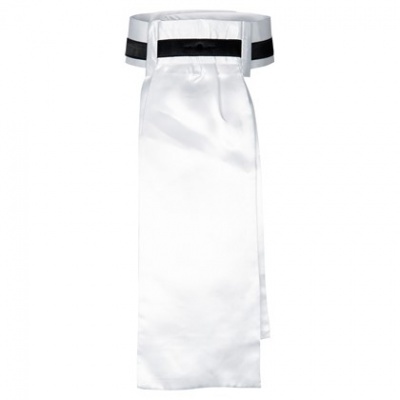 Saia longa branca com faixa preta no topo, sobre fundo branco