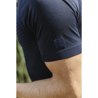 Manga de t-shirt azul escuro com logo bordado quadrado