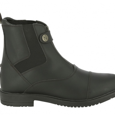 Bota preta de couro com sola preta e elásticos laterais