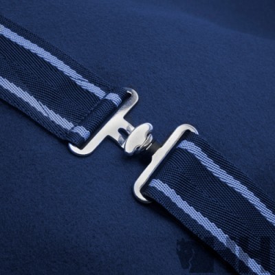 Faixa azul com riscas brancas e fivela metálica prateada