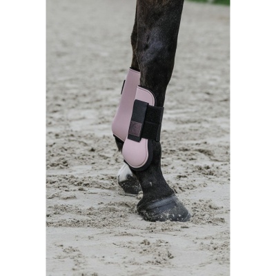 Proteção rosa clara para perna de cavalo em areia clara