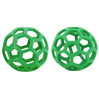 Duas bolas verdes vazadas com padrão hexagonal e pentagonal