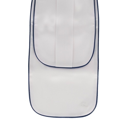 Saco de dormir branco com contorno azul escuro